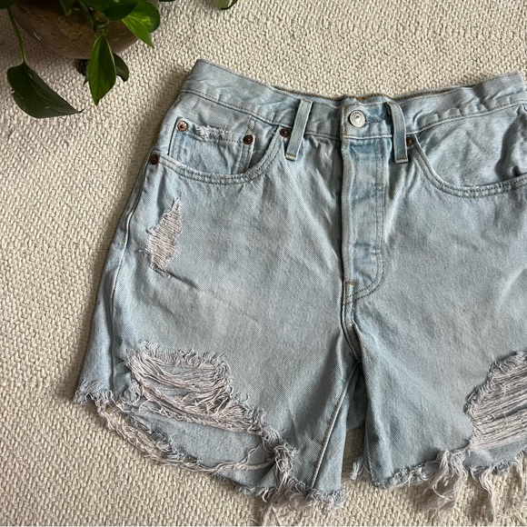 Levi’s 501 Light Wash Cut Off High Waisted Denim Shorts - Picture 2 of 7